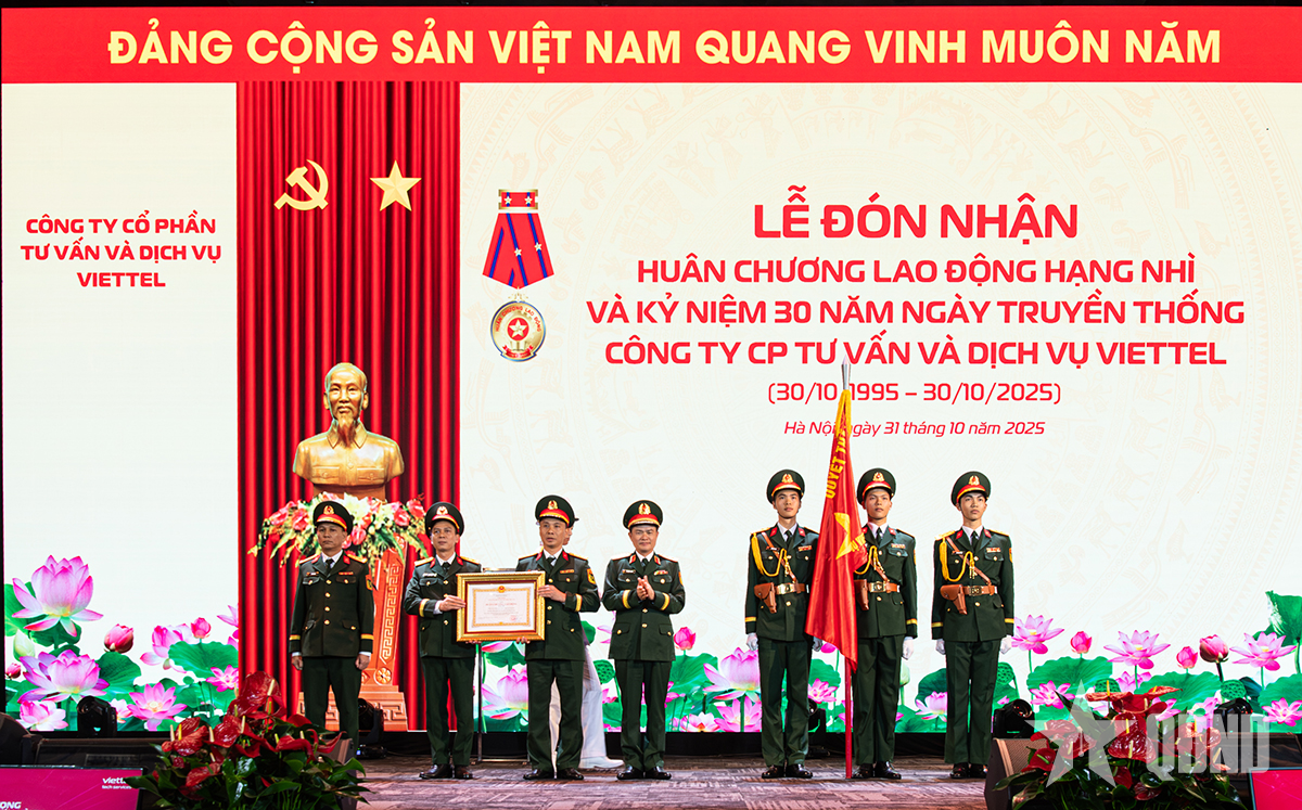 Công ty Cổ phần Tư vấn và Dịch vụ Viettel đón nhận Huân chương Lao động hạng Nhì